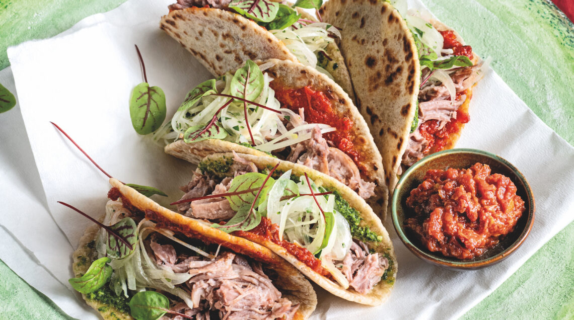 Piadina croccante con pulled pork e salsa piccante al peperoncino
