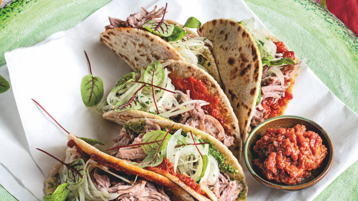 Piadina croccante con pulled pork e salsa piccante