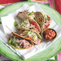 Piadina croccante con pulled pork e salsa piccante al peperoncino