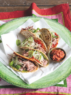 Piadina croccante con pulled pork e salsa piccante al peperoncino