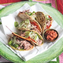 Piadina croccante con pulled pork e salsa piccante al peperoncino