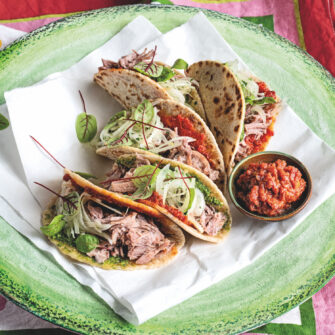 Piadina croccante con pulled pork e salsa piccante al peperoncino