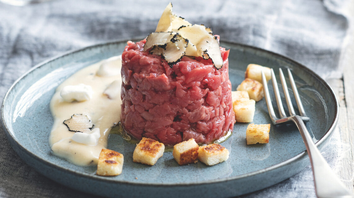 Tartare con zabaione al tartufo e pane croccante