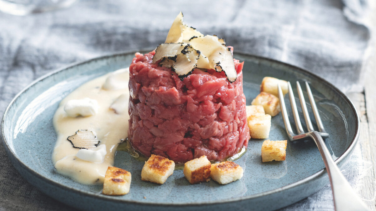 Tartare con zabaione al tartufo e pane croccante