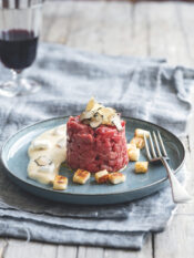 Tartare con zabaione al tartufo e pane croccante