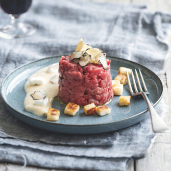 Tartare con zabaione al tartufo e pane croccante