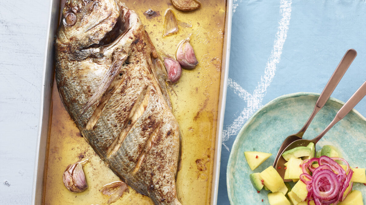 Orata al forno alla paprica con insalata di mango