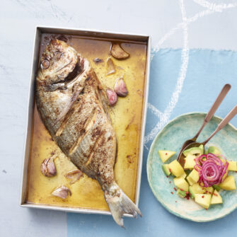 Orata al forno alla paprica con insalata di mango