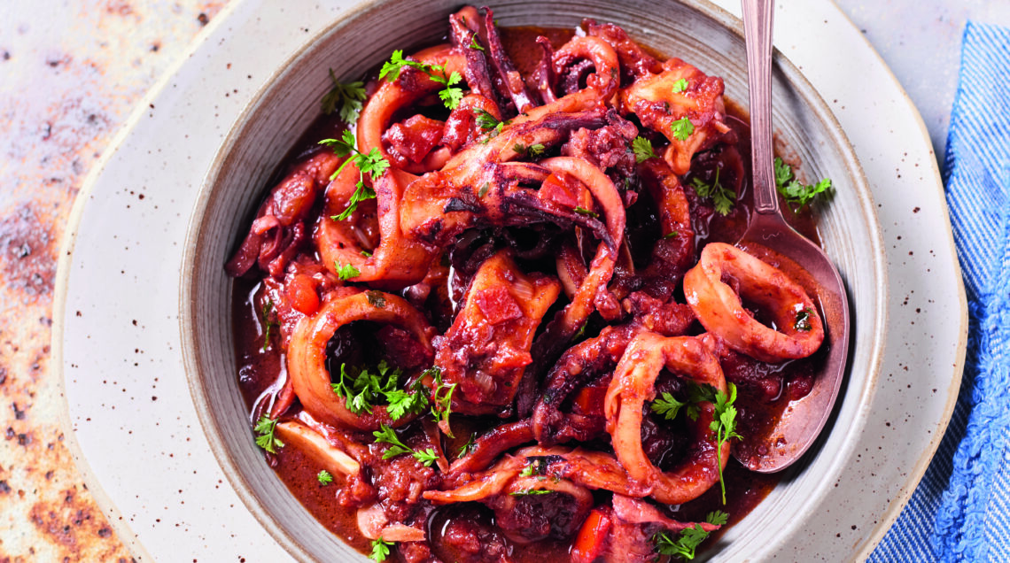 Calamari stufati al vino rosso con pomodoro