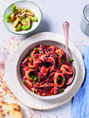 Calamari stufati al vino rosso con pomodoro