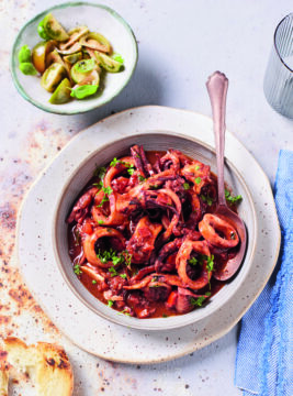 Calamari stufati al vino rosso con pomodoro