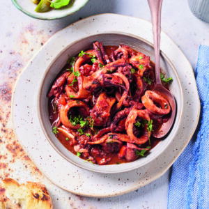 Calamari stufati al vino rosso con pomodoro