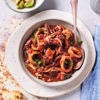 Calamari stufati al vino rosso con pomodoro