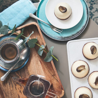 Semifreddo al caffè monoporzione con sablé al cacao