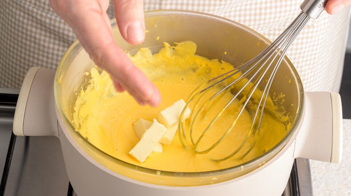 Salsa olandese in lavorazione con burro e frusta