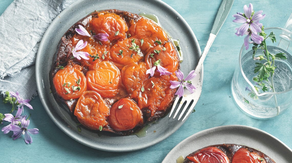 Tatin alle albicocche e timo con frolla al cacao e nocciole