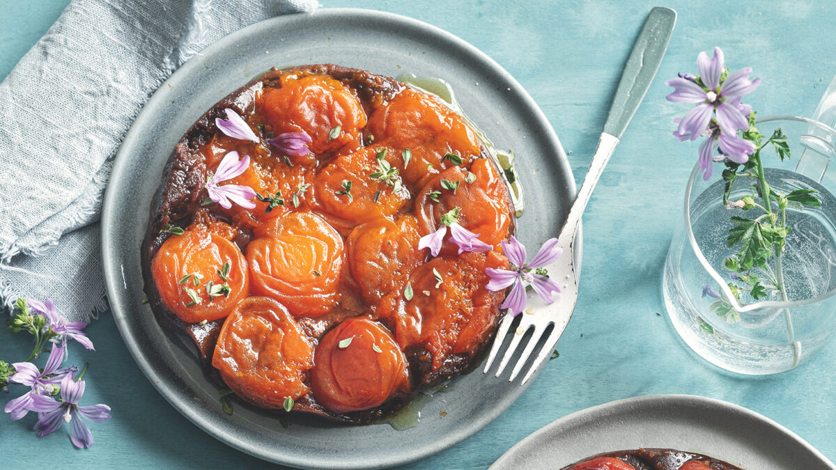 Tatin alle albicocche e timo con frolla al cacao e nocciole