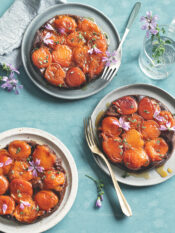 Tatin alle albicocche e timo con frolla al cacao e nocciole