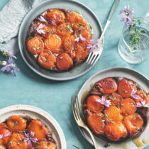 Tatin alle albicocche e timo con frolla al cacao e nocciole