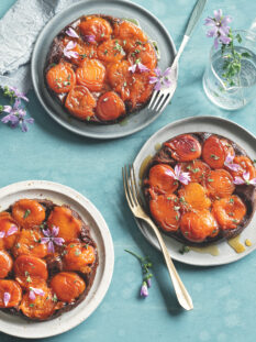 Tatin alle albicocche e timo con frolla al cacao e nocciole