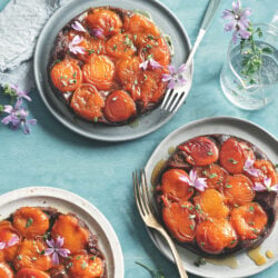 Tatin alle albicocche e timo con frolla al cacao e nocciole