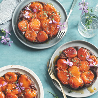 Tatin alle albicocche e timo con frolla al cacao e nocciole
