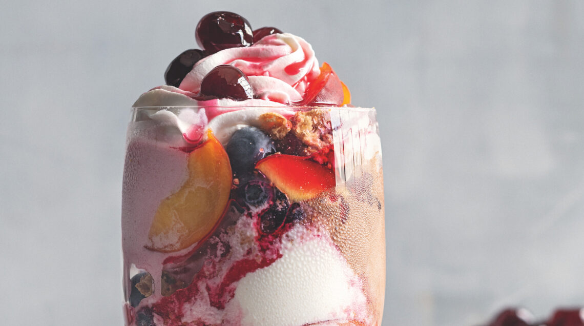 bicchiere con gelato e frutta