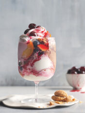 bicchiere con gelato e frutta