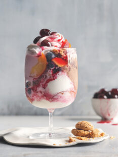 bicchiere con gelato e frutta