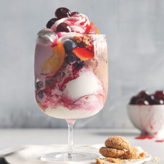 bicchiere con gelato e frutta