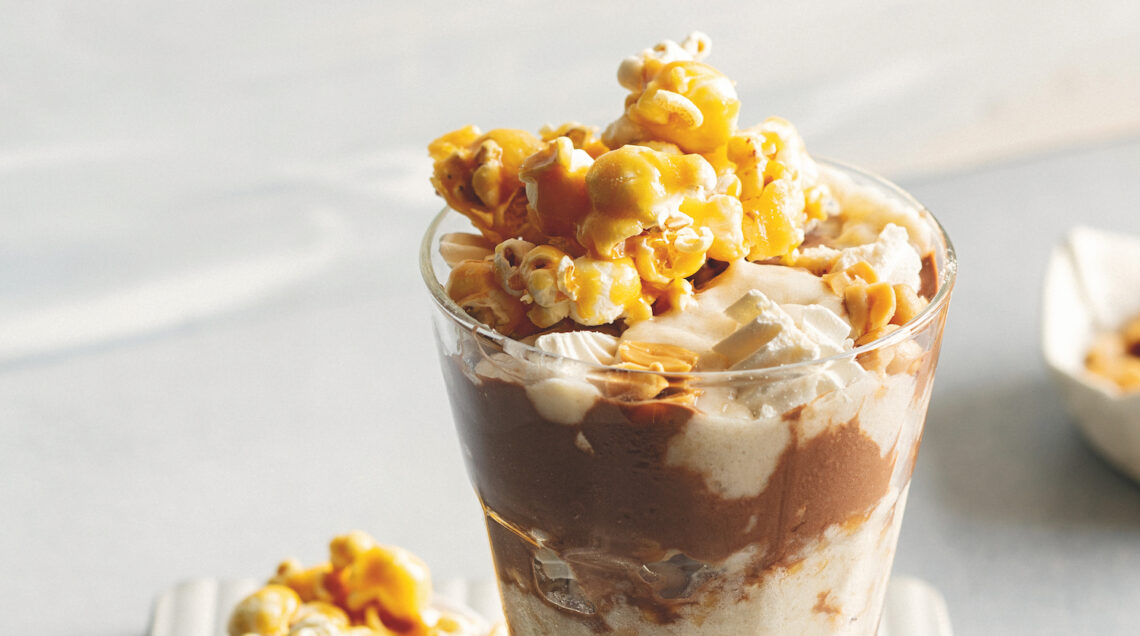 Coppa d'estate: gelato alla banana, spuma di cioccolato e crunch di arachidi