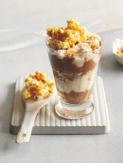 Coppa d'estate: gelato alla banana, spuma di cioccolato e crunch di arachidi