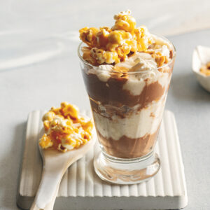 Coppa d'estate: gelato alla banana, spuma di cioccolato e crunch di arachidi