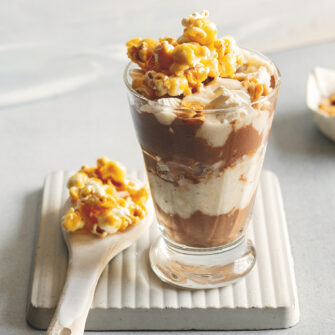 Coppa d'estate: gelato alla banana, spuma di cioccolato e crunch di arachidi