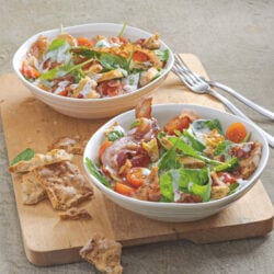 Insalata di Schüttelbrot con spinacini e pomodori