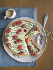 Crostata al pistacchio e lamponi con ganache montata