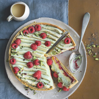 Crostata al pistacchio e lamponi con ganache montata