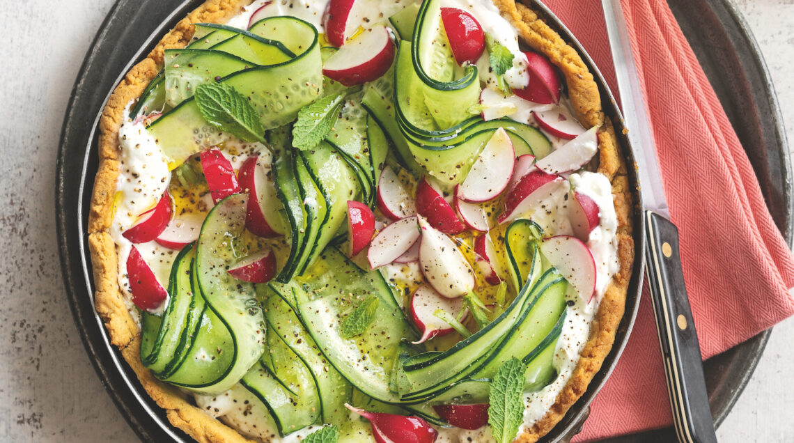 Crostata salata di ceci con crema di feta, yogurt e cetriol