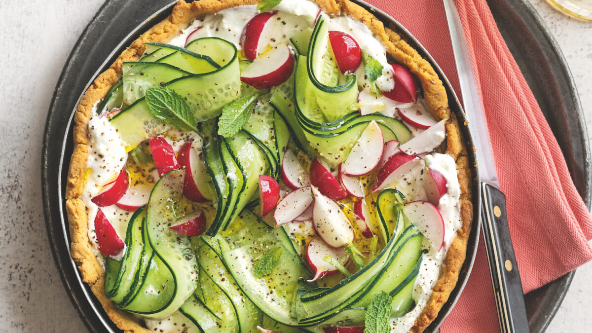 Crostata salata di ceci con crema di feta, yogurt e cetrioli