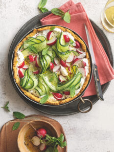 Crostata salata di ceci con crema di feta, yogurt e cetriol