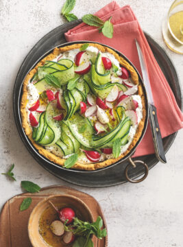 Crostata salata di ceci con crema di feta, yogurt e cetriol