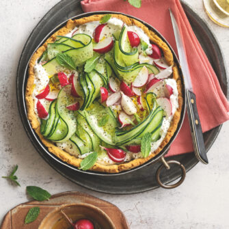 Crostata salata di ceci con crema di feta, yogurt e cetriol