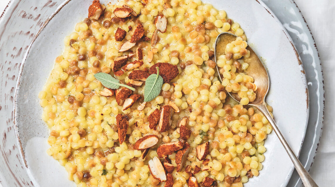 Fregola risottata alla salvia con mandorle alla paprica
