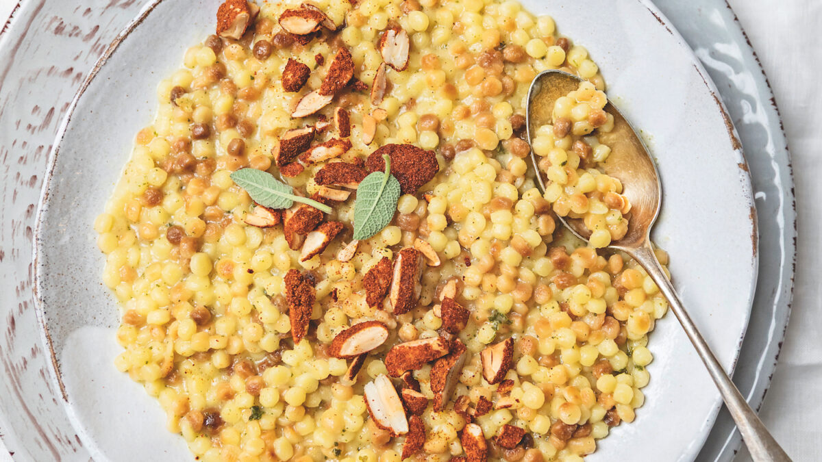 Fregola risottata alla salvia con mandorle alla paprica