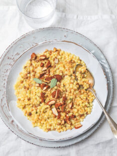Fregola risottata alla salvia con mandorle alla paprica