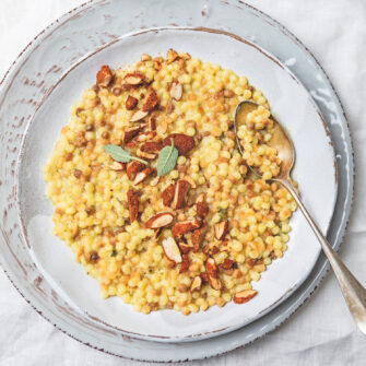 Fregola risottata alla salvia con mandorle alla paprica