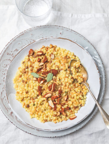 Fregola risottata alla salvia con mandorle alla paprica