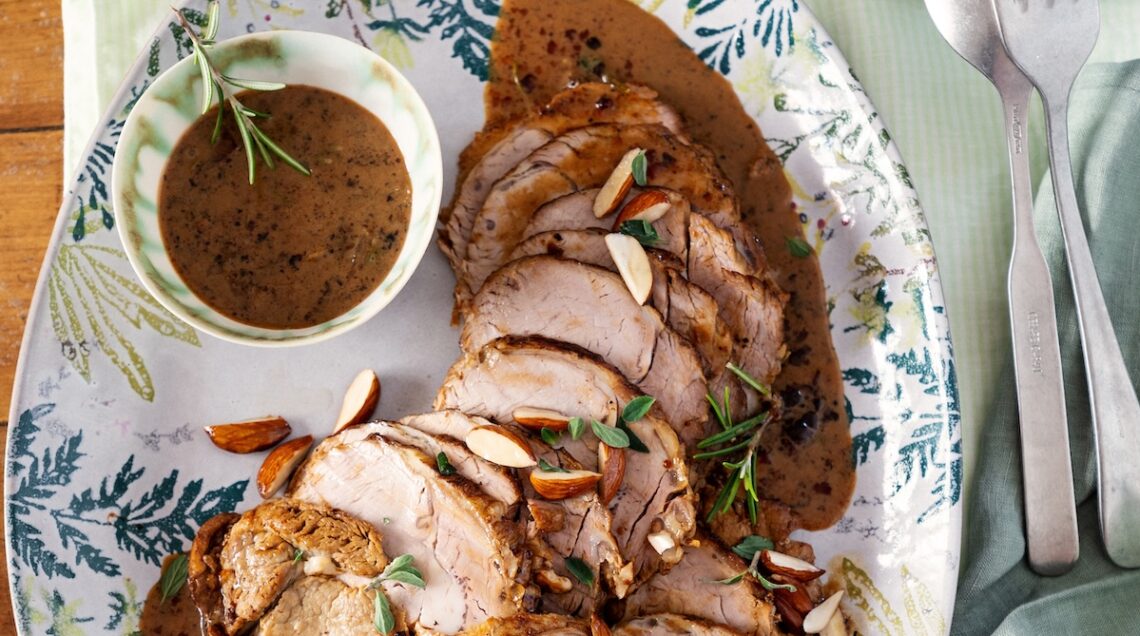 Arrosto di vitello, pancetta e mandorle con salsa al caffè