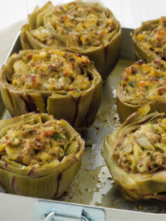 Un vassoio di carciofi gratinati alla greca