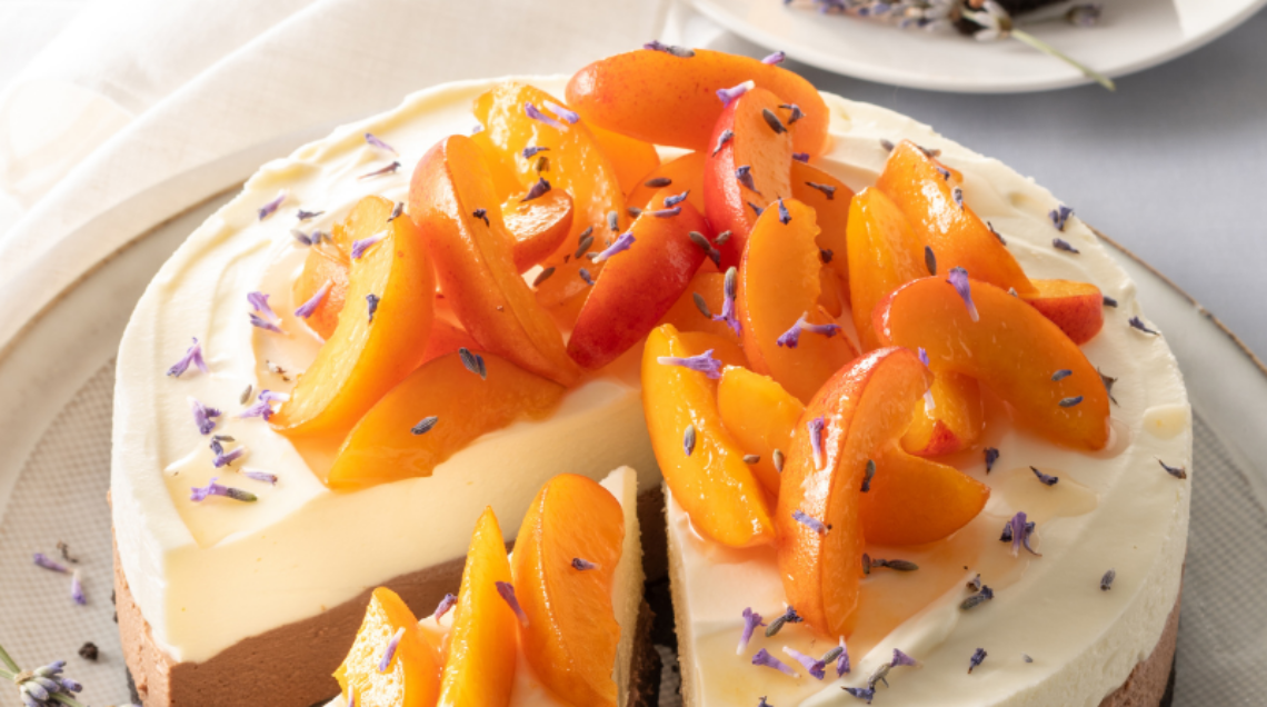 Cheesecake al doppio cioccolato con albicocche e caramelle